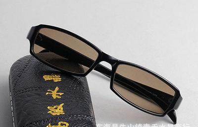 探索黑框天然水晶平光眼鏡的魅力 品質與品味的融合